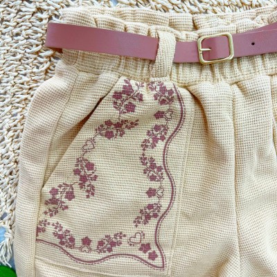 Conj Blusa Off Floral e Short Caqui com cinto